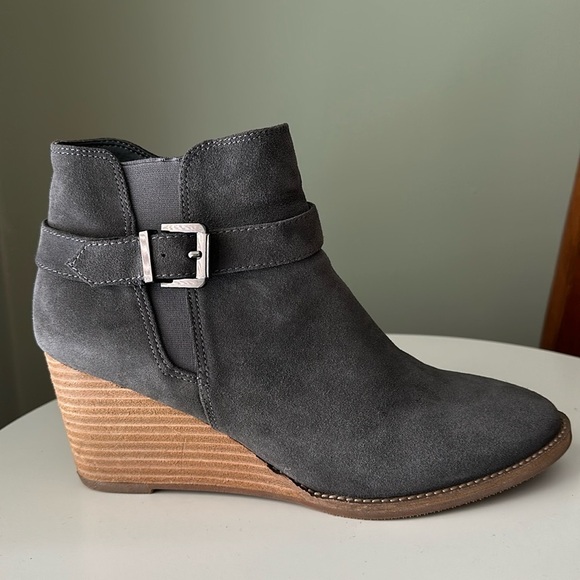Blondo Natalia Waterproof Ankle Wedge Heel Boot Side Zip Side Goring  Buckle 10M - Picture 1 of 12